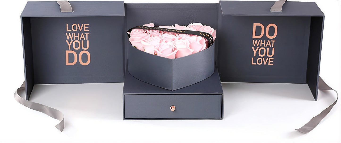 Elegante Herz-Geschenkbox mit Rosen und Schokolade