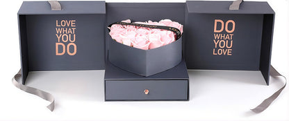 Elegante Herz-Geschenkbox mit Rosen und Schokolade
