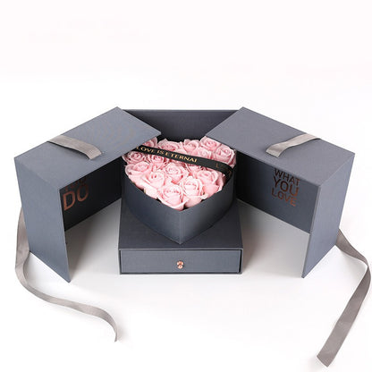 Elegante Herz-Geschenkbox mit Rosen und Schokolade