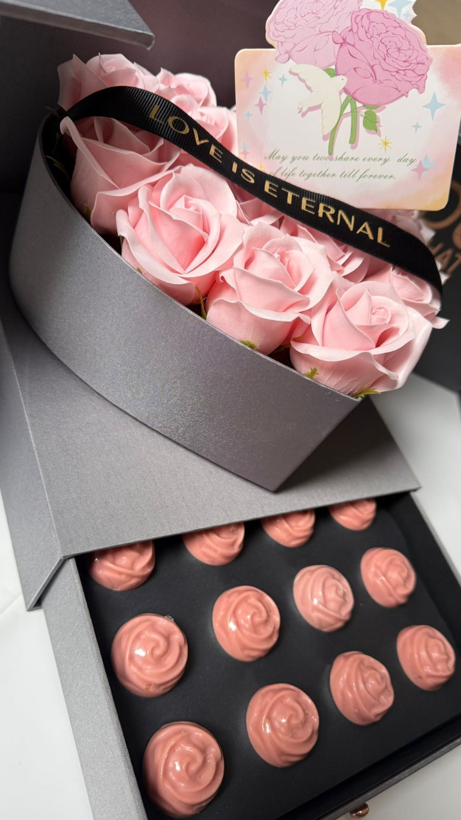 Elegante Herz-Geschenkbox mit Rosen und Schokolade
