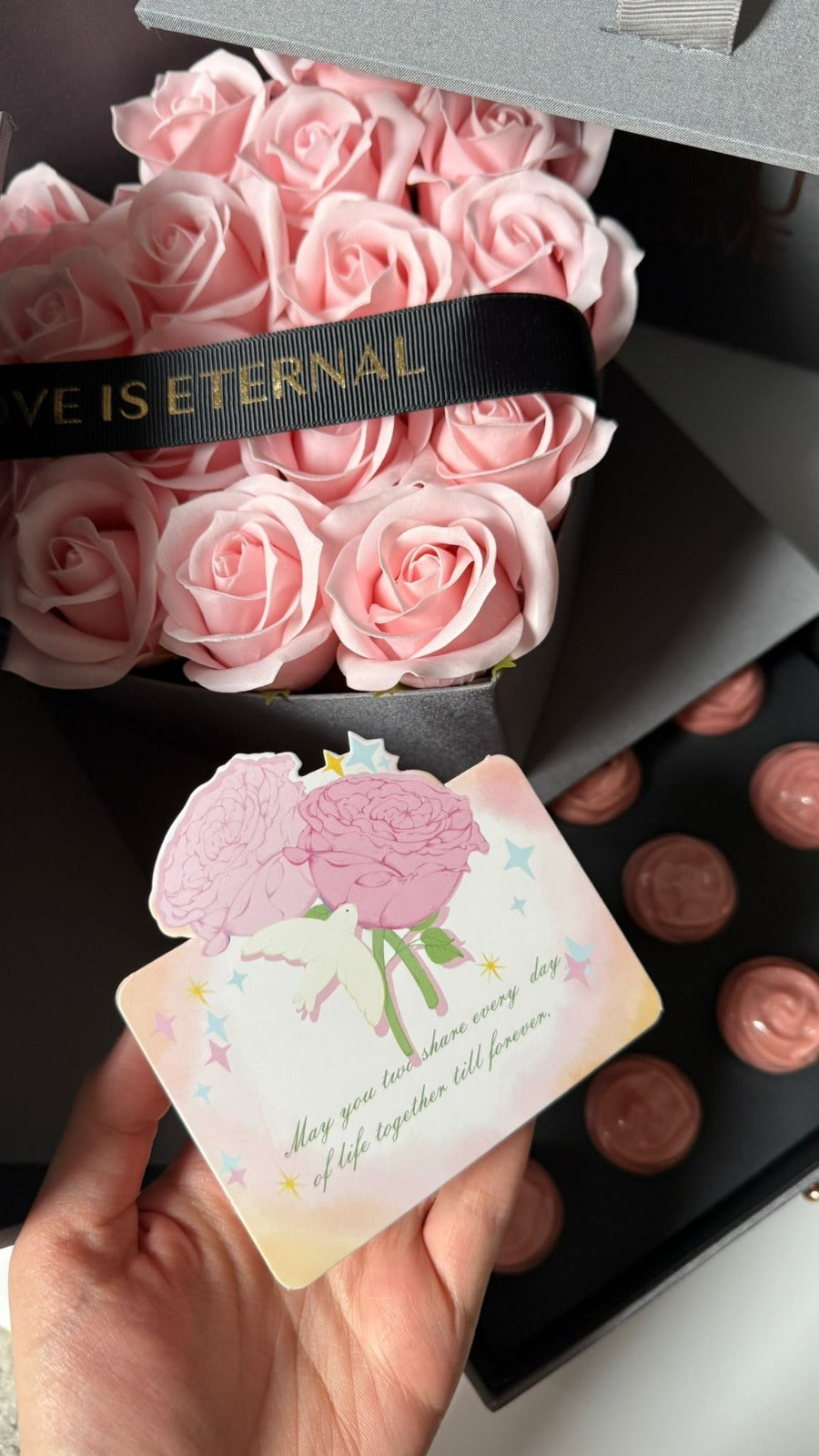 Elegante Herz-Geschenkbox mit Rosen und Schokolade