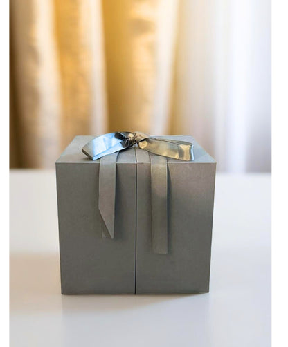 Elegante Herz-Geschenkbox mit Rosen und Schokolade