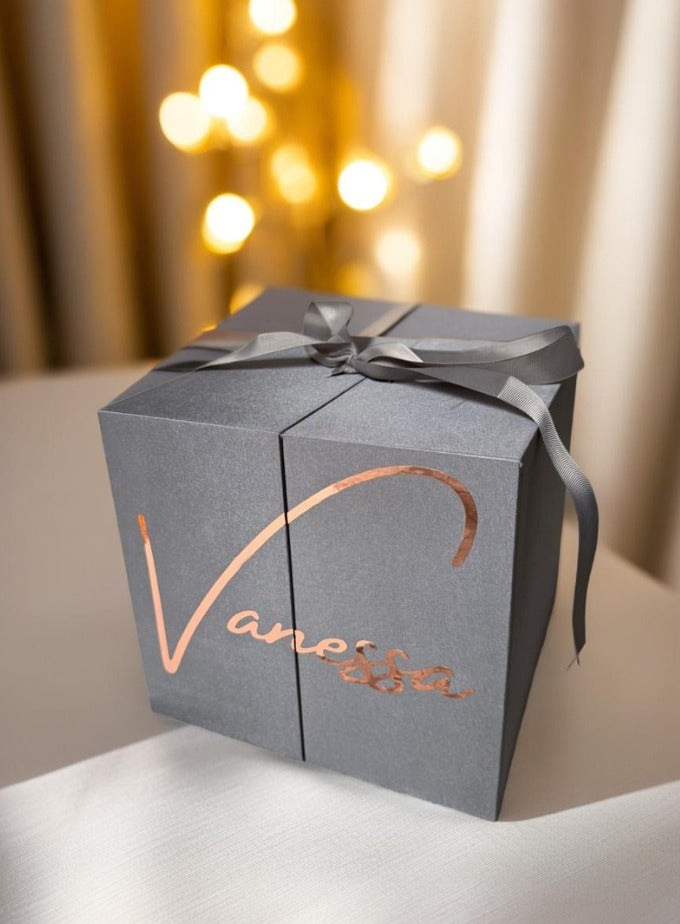 Elegante Herz-Geschenkbox mit Rosen und Schokolade