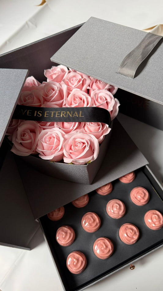 Elegante Herz-Geschenkbox mit Rosen und Schokolade